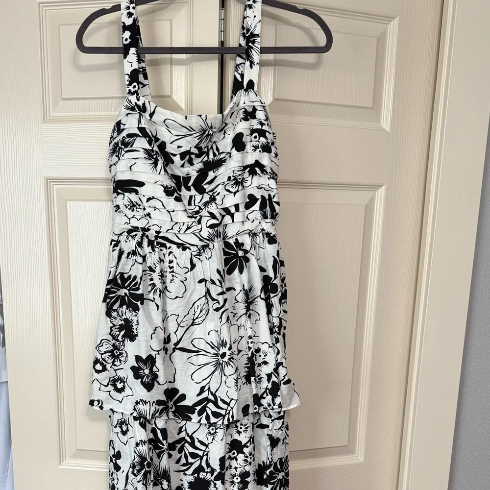 Abercrombie Emerson tiered size M Black and White Floral Maxi Dress viscose new